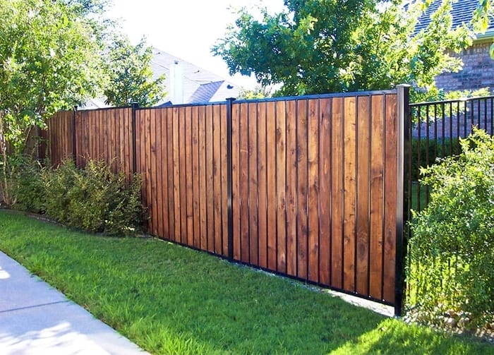 As alege oricand ca tipuri de garduri cu aspect placut pentru case rustice gardul din lemn compozit, care face ca totul sa para mai natural.